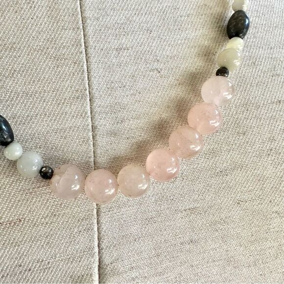 Rose Quartz, snow Quartz and mother of Pearl long necklace - Picture 7 of 10